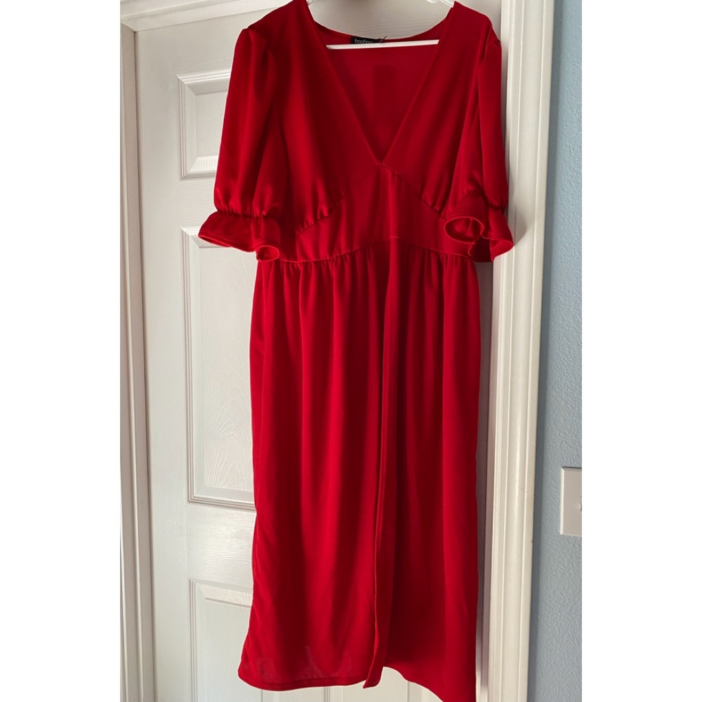 Stunning NWT boohoo red dress. Size 16